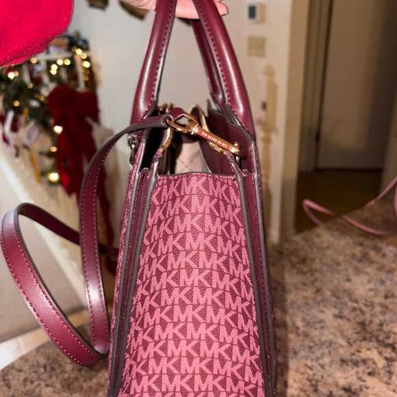 Michael Kors Sheila Medium Signature Logo And Metallic Satchel, in Oxblood. - Picture 3 of 8
